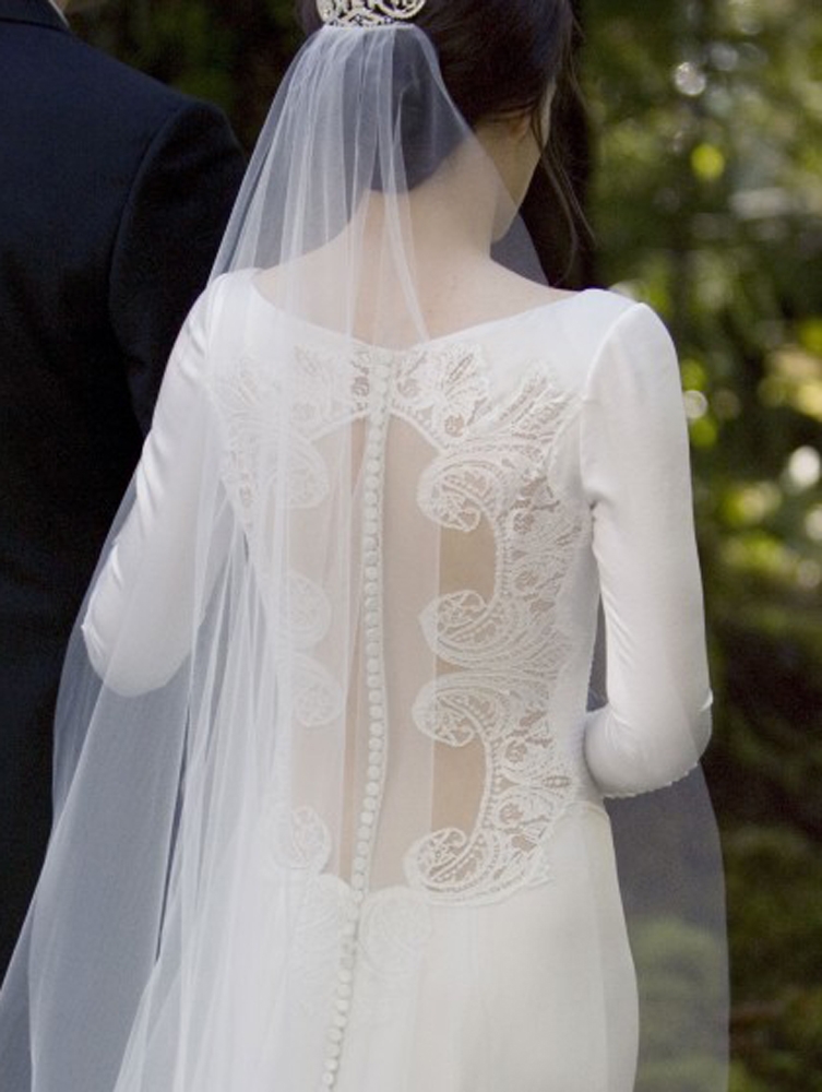 How I wish I could wear a wedding gown again that is as elegant and as 